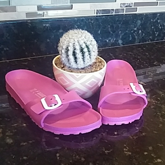 Birkenstock Shoes - 🌸🌸Pink Birkenstock pool slides.